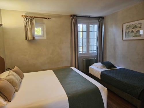 Chambre Triple Comfort à l'Hôtel La Route d'Argent à Bozouls avec deux lits et portes-fenêtres sur balcon