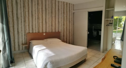 Chambre double accessible à l'Hôtel La Route d'Argent à Bozouls avec lit queen-size et décoration moderne