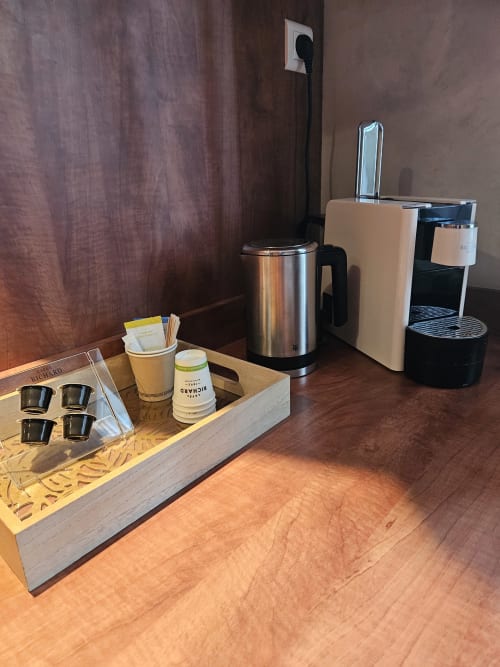 Station café de l'hôtel avec bouilloire, machine à capsules, tasses et fournitures à La Route d'Argent, Bozouls