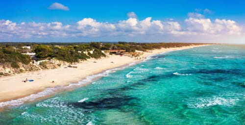 Acque turchesi e spiaggia sabbiosa a Torre Lapillo, Italia, vicino al B&B Villa Arneide con scogliere costiere