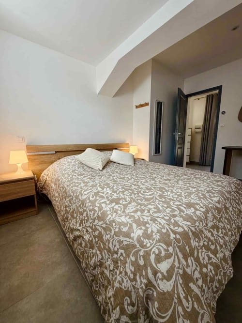Chambre moderne avec lit en bois aux Villas d'A Storia à Porto-Vecchio, Corse