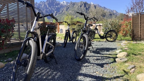 Vélos électriques garés aux Villas Vallée d'Asco avec vue sur les montagnes à Moltifao, Corse