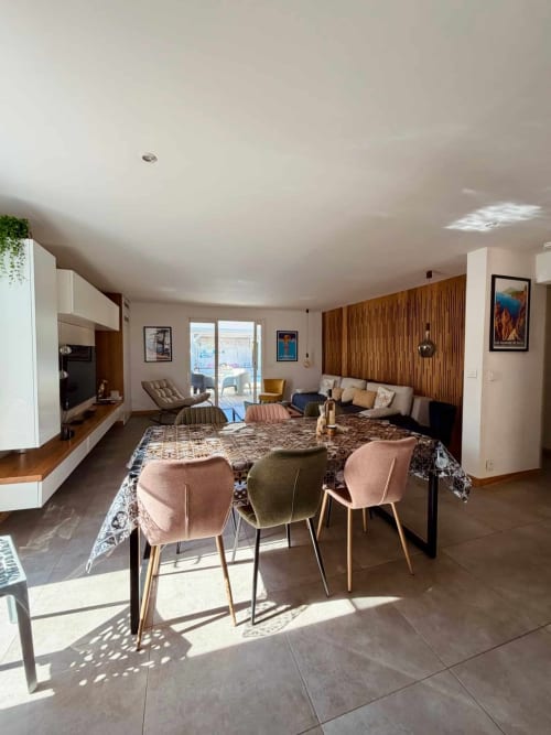 Salon moderne de la villa Les Villas d'A Storia à Porto-Vecchio avec salle à manger et vue sur la piscine