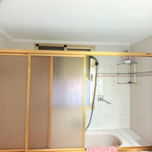Modern bathroom with glass shower enclosure in San Jose Luminoso apartment at Algemesi Home hotel