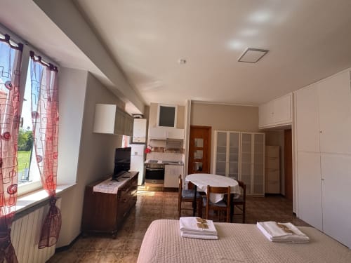 Habitación triple en B&B Residenza Leonardo, Falconara Marittima, con cocina americana, comedor y vista al jardín