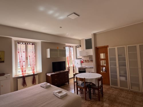 Amplia habitación triple en B&B Residenza Leonardo, Falconara Marittima con cama, cocina americana, comedor y vistas al jardín