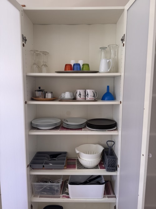 Gabinete de cocina organizado en B&B Residenza Leonardo, Falconara Marittima, exhibiendo cristalería, vajilla y cocina