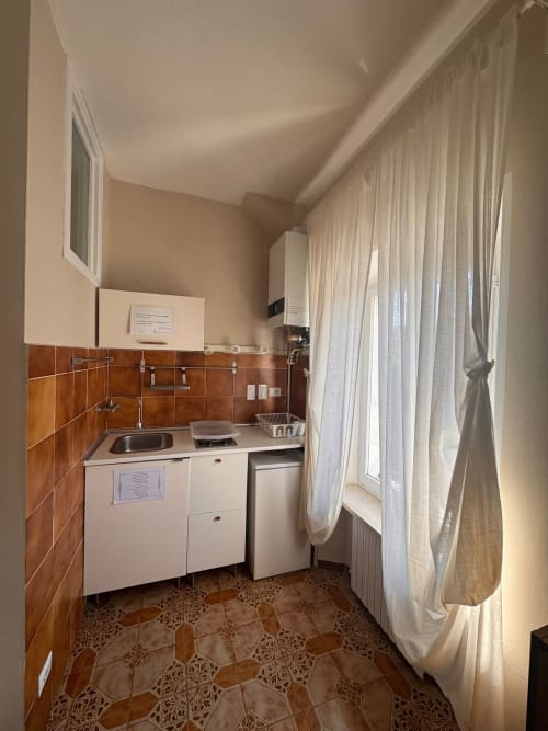 Pequeña cocina en B&B Residenza Leonardo, Falconara Marittima con fregadero, estufa, lavavajillas y piso de baldosas de terracota
