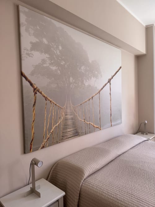 Obra de arte de puente de cuerda brumoso sobre la cama en habitación DAV6 de B&B Residenza Leonardo, Falconara Marittima