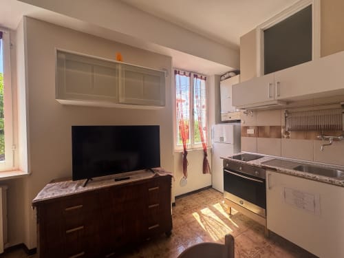 Habitación luminosa con kitchenette, TV en tocador y vistas al jardín en B&B Residenza Leonardo, Falconara Marittima