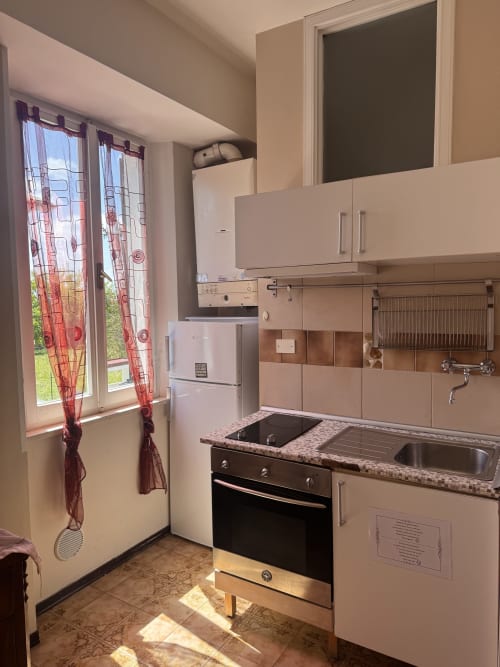 Cocina moderna en habitación triple DAV6 de B&B Residenza Leonardo, Falconara Marittima con vistas al jardín