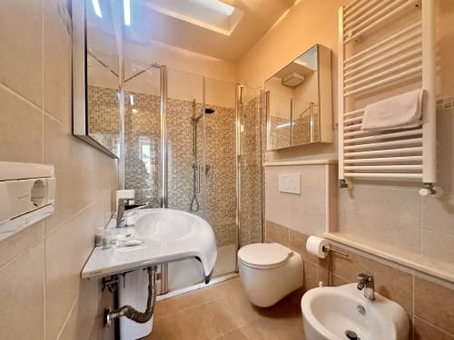 Bagno moderno dell'appartamento Casa Panorama a Welcome Varigotti, Finale Ligure con doccia, doppio lavabo e scaldasalviette