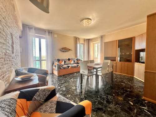 Soggiorno dell'appartamento Casa Panorama con vista mare, arredamento moderno e cucina a Welcome Varigotti, Varigotti