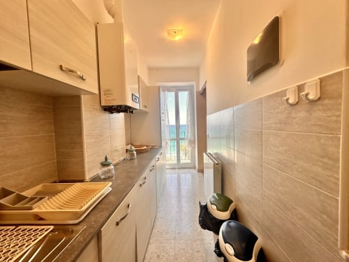 Cucina moderna con vista mare a Welcome Varigotti Casa Panorama, Finale Ligure