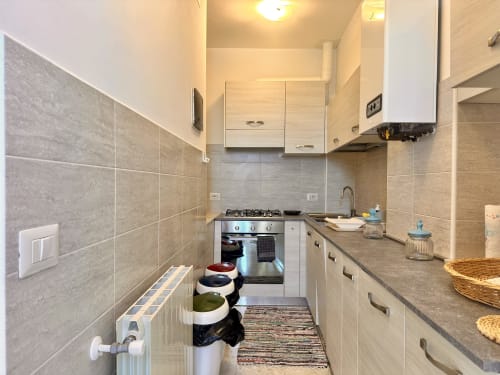 Cucina moderna nell'appartamento Casa Panorama a Welcome Varigotti, Finale Ligure con fornello a gas, mobili bianchi e piastrelle