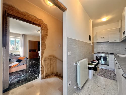 Cucina e corridoio dell'appartamento Casa Panorama con vista mare a Welcome Varigotti, Finale Ligure