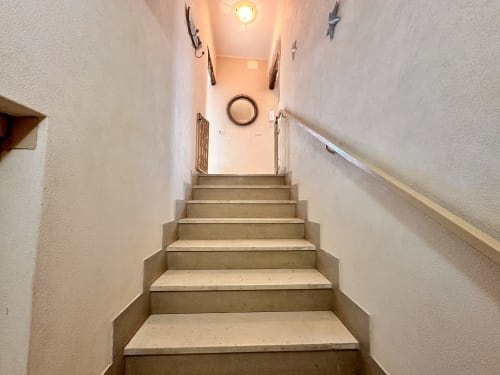 Scala che conduce all'appartamento Casa Panorama dell'hotel Welcome Varigotti a Finale Ligure con vista sul mare