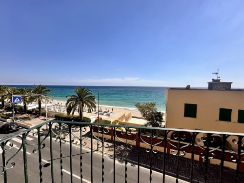 Balcone di Casa Panorama con vista sul mare turchese e spiaggia sabbiosa di Welcome Varigotti, Liguria