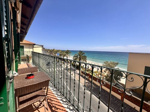 Balcone Casa Panorama con vista sulla spiaggia di Varigotti e mare turchese, Hotel Welcome Varigotti, Riviera Ligure
