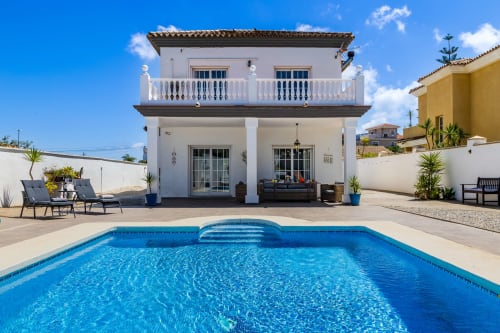Villa Ayma Olsson en Alhaurín de la Torre: moderna villa blanca con piscina, terraza y tumbonas