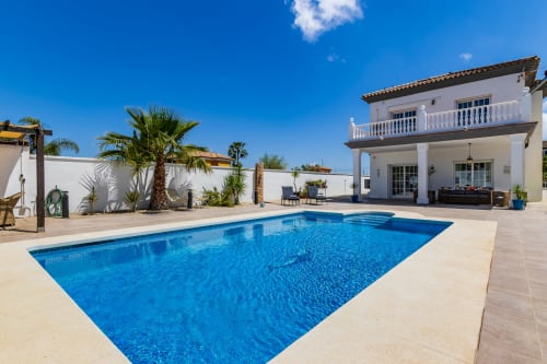 Villa Ayma Olsson en Alhaurín de la Torre: vista de la piscina con villa blanca moderna, agua cristalina y palmeras