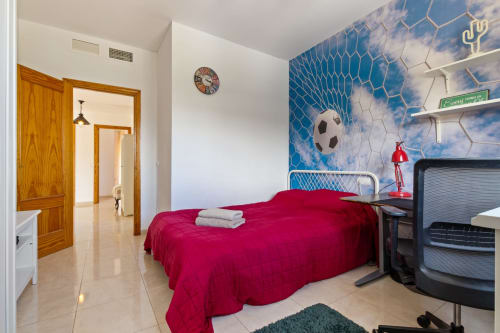 Dormitorio temático de fútbol con ropa de cama roja en Villa Ayma Olsson, Alhaurín de la Torre, España