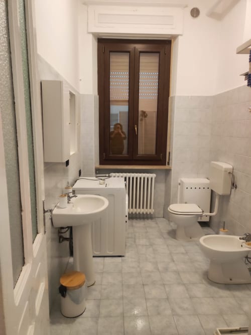 Bagno spazioso a Maison Platone Jolie ad Alessandria con doppio lavabo, WC, bidet e persiane in legno