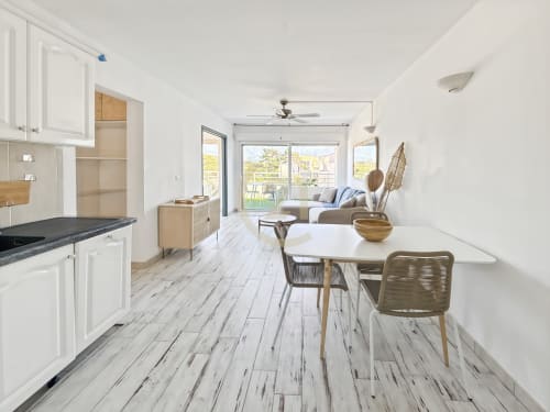 Appartement moderne avec vue sur mer à L'Île-Rousse, cuisine ouverte, salle à manger et séjour donnant sur terrasse