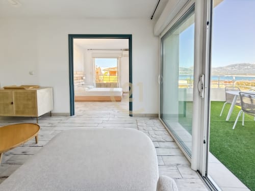 Appartement de luxe avec vue mer à L'Île-Rousse, séjour ouvert, terrasse et accès direct à la plage