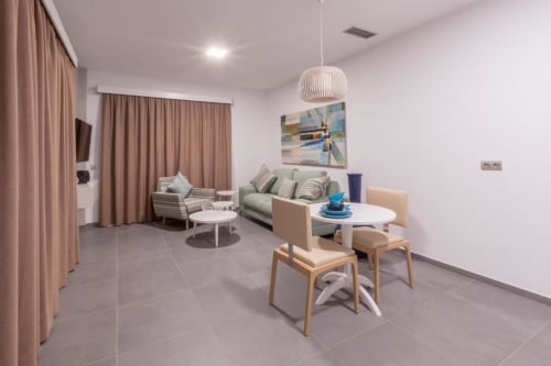 Suite moderne à l'Aevum Resort à Playa del Inglés avec coin repas, salon et décoration contemporaine