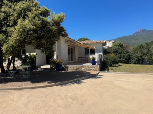 Villa moderne à Santa à Figari avec vue sur les montagnes, terrasse et espace extérieur aménagé