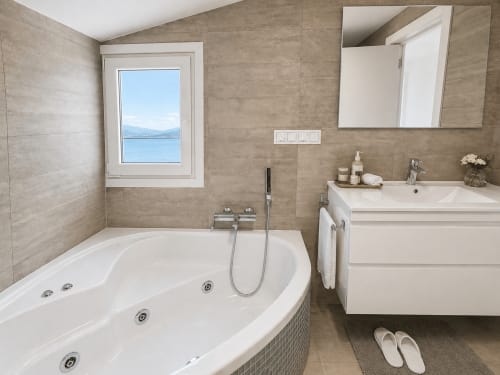 Baño moderno en Praia Loura, Playa América
