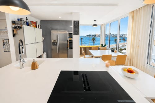 Cocina moderna con vistas al mar en apartamento Holibai