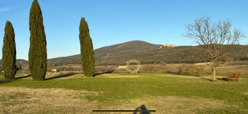 Paisaje toscano en Casale Artemisia con cipreses, jardín verde y colinas ondulantes cerca de Capalbio