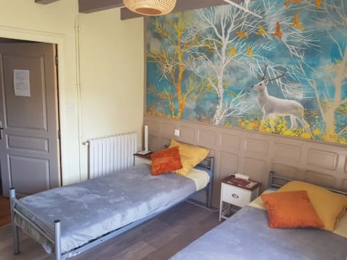 Chambre twin chez Chez Naty B&B à Chéraute avec fresque forêt et coussins colorés
