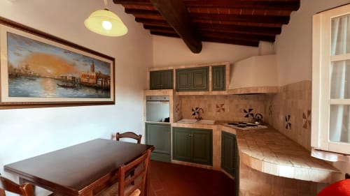 Cucina e zona pranzo nell'Appartamento con 1 camera matrimoniale a Borgo di Erboli, Cavriglia con pavimenti in cotto