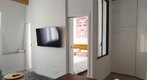 Appartement loft moderne à Villa Voltaire à Clamart avec télévision murale, vue sur la chambre et décoration contemporaine