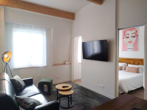 Espace de vie Le LOFT à la Villa Voltaire Clamart avec TV, canapé en cuir noir et accès à la chambre