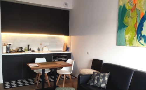 Kitchenette et salle à manger modernes au LOFT de Villa Voltaire, Clamart avec mobilier noir et table en bois