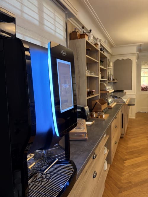 Machine à espresso moderne avec éclairage bleu dans la cuisine de l'Hôtel de l'Ange, Niedermorschwihr