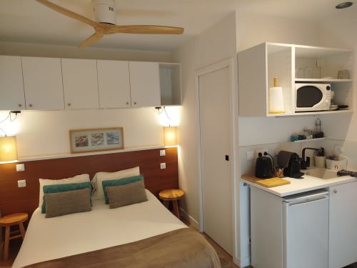 Chambre studio cosy à la Villa Voltaire Clamart avec lit queen, kitchenette et vue sur jardin