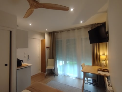 Studio moderne à Villa Voltaire Clamart avec kitchenette, TV, vue sur jardin et ventilateur de plafond