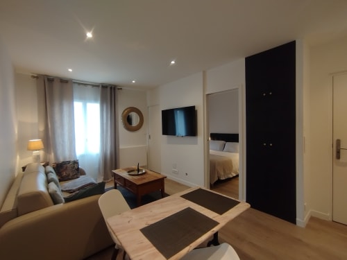 Appartement Suite Emilie à la Villa Voltaire à Clamart avec salle à manger, séjour avec TV et accès à la chambre