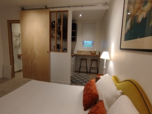 Studio moderne à Villa Voltaire à Clamart avec lit, kitchenette, coin bar et séjour séparé