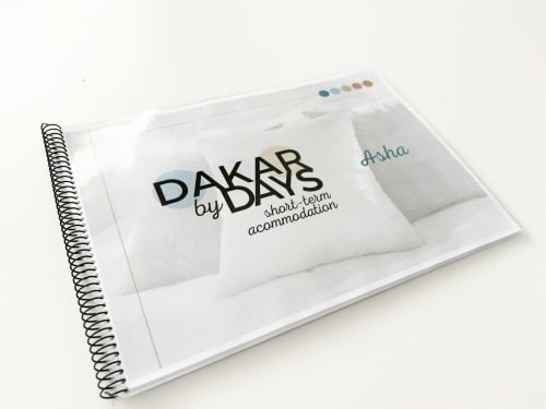Guía de alojamiento a corto plazo Dakar by Days mostrando almohadas blancas y pestañas con código de colores