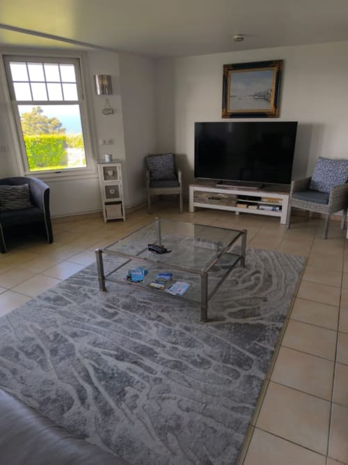 Séjour moderne à Le Commandeur à Fécamp avec vue sur mer, télévision écran plat, table basse en verre et