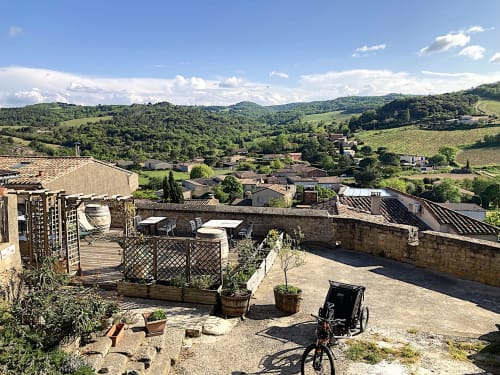 Terraza en la azotea de Au Château De Villelongue con vistas a las montañas del campo de Villelongue-d'Aude