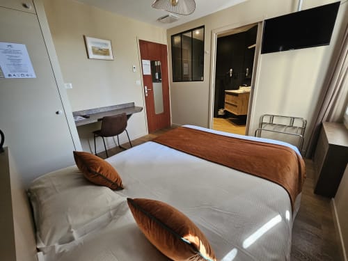 Chambre double standard à l'Hôtel La Route d'Argent à Bozouls avec lit queen-size, bureau et salle de bain privée
