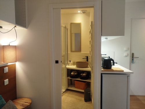 Salle de bain moderne avec lavabo et vanité à la villa Voltaire, gîte Clamart