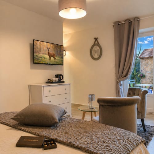 Chambre La Milande à La Biche Au Bois - Chambre cosy avec TV, fauteuil et vue sur le jardin à Moncléra